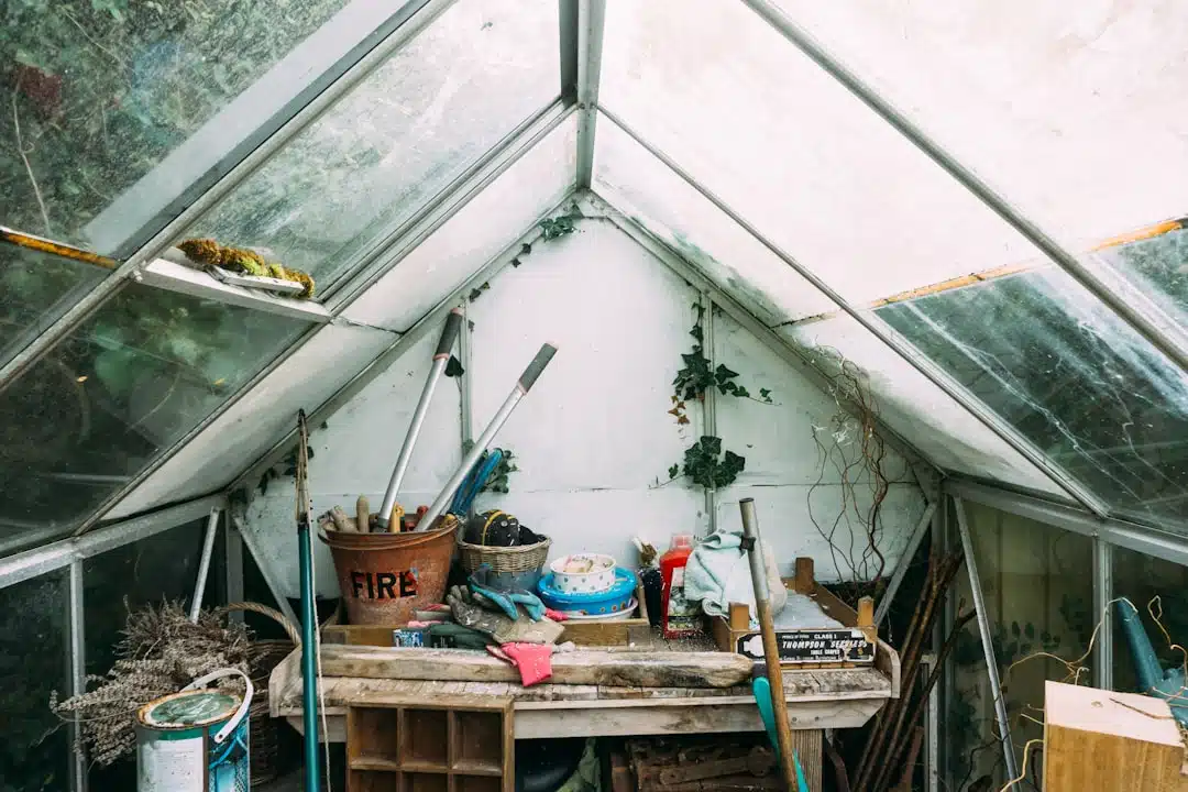 Een praktisch tuinhuisje met overkapping