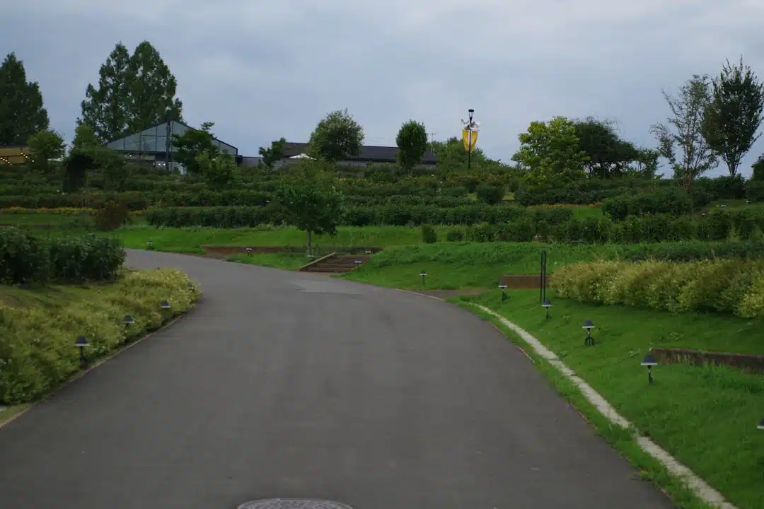 Wat is een tuinpark? Wonen in een houten huisje in het groen