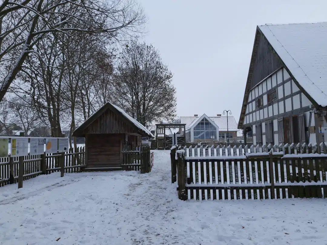 Houten huisjes in tuinparken: onderhoud en inrichtingstips