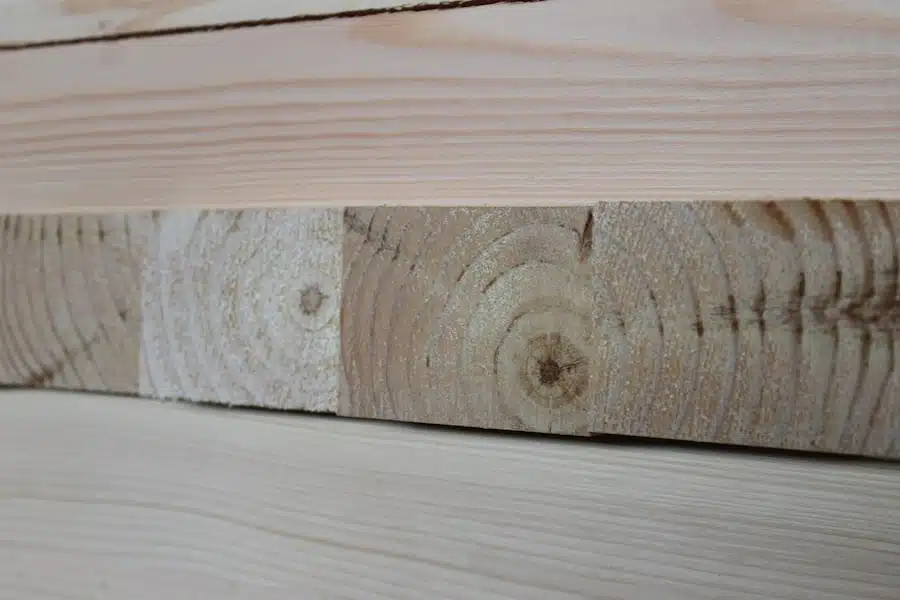 Verschil tussen geïmpregneerd, gespoten en gelamineerd hout